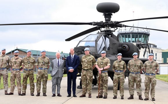 Une relation père-fils qui bat toujours de l'aile (mais surtout des hélices...)
Le roi Charles III d'Angleterre remet officiellement le rôle de colonel en chef de l'Army Air Corps au prince William, prince de Galles à la base militaire Army Aviation Center de Middle Wallop, Hampshire, Royaume Uni, le 13 mai 2024. © Justin Goff/GoffPhotos/Bestimage 