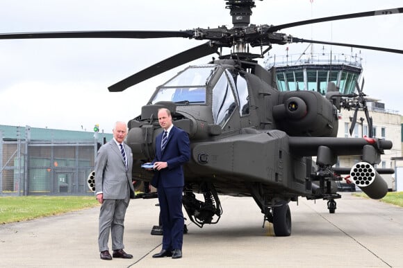 Lors de la passation d'ailleurs, Charles III n'a eu aucun mot pour son autre fils, qui a précédé au prince William dans cette tâche
Le roi Charles III d'Angleterre remet officiellement le rôle de colonel en chef de l'Army Air Corps au prince William, prince de Galles à la base militaire Army Aviation Center de Middle Wallop, Hampshire, Royaume Uni, le 13 mai 2024. © Justin Goff/GoffPhotos/Bestimage 