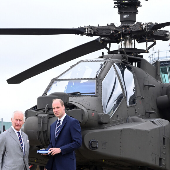 Lors de la passation d'ailleurs, Charles III n'a eu aucun mot pour son autre fils, qui a précédé au prince William dans cette tâche
Le roi Charles III d'Angleterre remet officiellement le rôle de colonel en chef de l'Army Air Corps au prince William, prince de Galles à la base militaire Army Aviation Center de Middle Wallop, Hampshire, Royaume Uni, le 13 mai 2024. © Justin Goff/GoffPhotos/Bestimage 