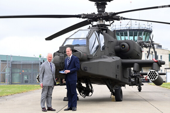 Le roi Charles III d'Angleterre remet officiellement le rôle de colonel en chef de l'Army Air Corps au prince William, prince de Galles à la base militaire Army Aviation Center de Middle Wallop, Hampshire, Royaume Uni, le 13 mai 2024. © Justin Goff/GoffPhotos/Bestimage 