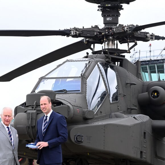 Le roi Charles III d'Angleterre remet officiellement le rôle de colonel en chef de l'Army Air Corps au prince William, prince de Galles à la base militaire Army Aviation Center de Middle Wallop, Hampshire, Royaume Uni, le 13 mai 2024. © Justin Goff/GoffPhotos/Bestimage 