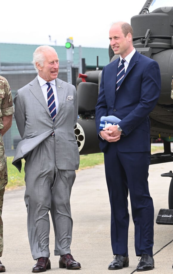 Le roi Charles III d'Angleterre remet officiellement le rôle de colonel en chef de l'Army Air Corps au prince William, prince de Galles à la base militaire Army Aviation Center de Middle Wallop, Hampshire, Royaume Uni, le 13 mai 2024. © Justin Goff/GoffPhotos/Bestimage 