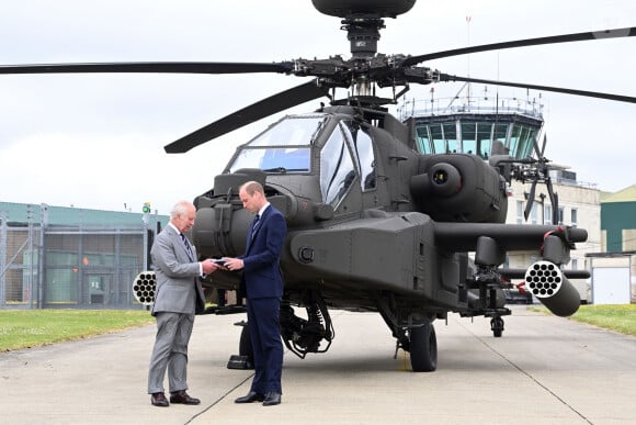 Le roi Charles III d'Angleterre remet officiellement le rôle de colonel en chef de l'Army Air Corps au prince William, prince de Galles à la base militaire Army Aviation Center de Middle Wallop, Hampshire, Royaume Uni, le 13 mai 2024. © Justin Goff/GoffPhotos/Bestimage 