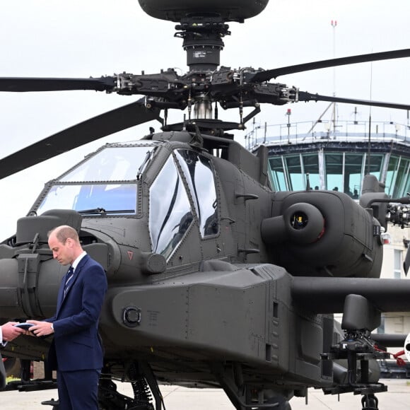 Le roi Charles III d'Angleterre remet officiellement le rôle de colonel en chef de l'Army Air Corps au prince William, prince de Galles à la base militaire Army Aviation Center de Middle Wallop, Hampshire, Royaume Uni, le 13 mai 2024. © Justin Goff/GoffPhotos/Bestimage 