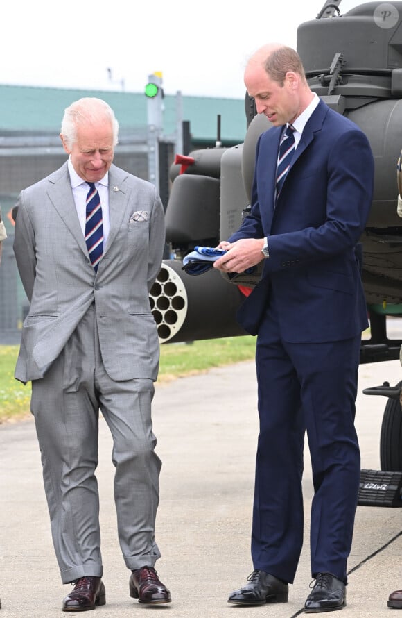 Le roi Charles III d'Angleterre remet officiellement le rôle de colonel en chef de l'Army Air Corps au prince William, prince de Galles à la base militaire Army Aviation Center de Middle Wallop, Hampshire, Royaume Uni, le 13 mai 2024. © Justin Goff/GoffPhotos/Bestimage