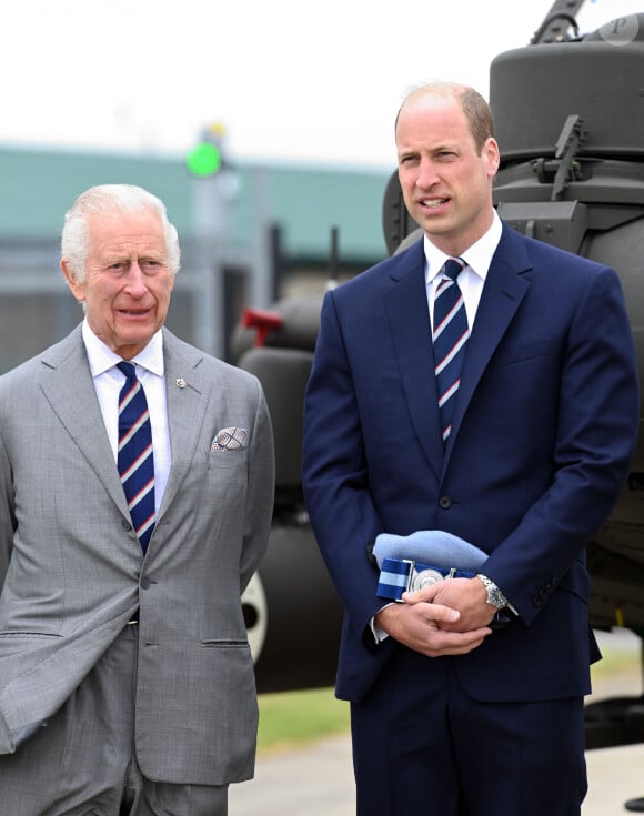 Le roi Charles III d'Angleterre remet officiellement le rôle de colonel en chef de l'Army Air Corps au prince William, prince de Galles à la base militaire Army Aviation Center de Middle Wallop, Hampshire, Royaume Uni, le 13 mai 2024. © Justin Goff/GoffPhotos/Bestimage 