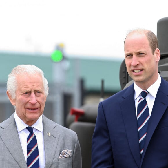 Le roi Charles III d'Angleterre remet officiellement le rôle de colonel en chef de l'Army Air Corps au prince William, prince de Galles à la base militaire Army Aviation Center de Middle Wallop, Hampshire, Royaume Uni, le 13 mai 2024. © Justin Goff/GoffPhotos/Bestimage 