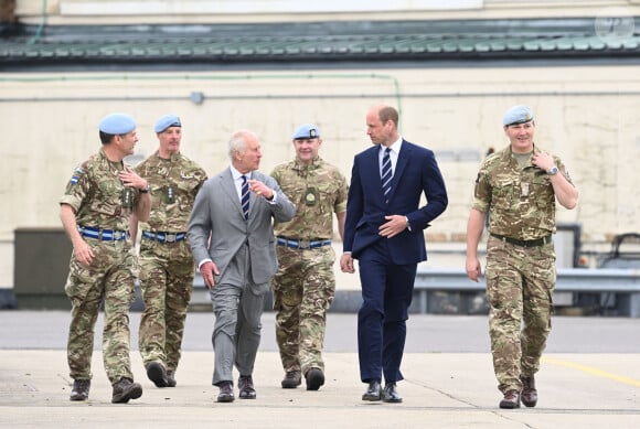 Le roi Charles III d'Angleterre remet officiellement le rôle de colonel en chef de l'Army Air Corps au prince William, prince de Galles à la base militaire Army Aviation Center de Middle Wallop, Hampshire, Royaume Uni, le 13 mai 2024. © Justin Goff/GoffPhotos/Bestimage 