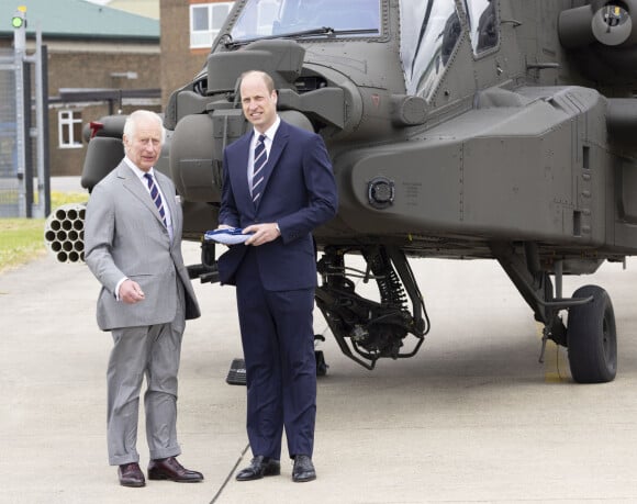 Le roi Charles III d'Angleterre remet officiellement le rôle de colonel en chef de l'Army Air Corps au prince William, prince de Galles à la base militaire Army Aviation Center de Middle Wallop, Hampshire, Royaume Uni, le 13 mai 2024. © GoffPhotos/Bestimage 