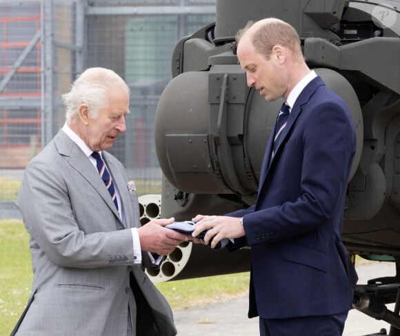 Le roi Charles III d'Angleterre remet officiellement le rôle de colonel en chef de l'Army Air Corps au prince William, prince de Galles à la base militaire Army Aviation Center de Middle Wallop, Hampshire, Royaume Uni, le 13 mai 2024. © GoffPhotos/Bestimage 