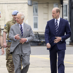 Le roi Charles III d'Angleterre remet officiellement le rôle de colonel en chef de l'Army Air Corps au prince William, prince de Galles à la base militaire Army Aviation Center de Middle Wallop, Hampshire, Royaume Uni, le 13 mai 2024. © GoffPhotos/Bestimage 