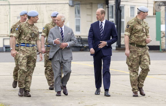 Le roi Charles III d'Angleterre remet officiellement le rôle de colonel en chef de l'Army Air Corps au prince William, prince de Galles à la base militaire Army Aviation Center de Middle Wallop, Hampshire, Royaume Uni, le 13 mai 2024. © GoffPhotos/Bestimage 