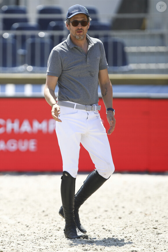 Guillaume Canet explique a un groupe le parcours de la course lors du Longines Paris Eiffel Jumping au Champ de Mars à Paris, France, le 6 juillet 2019. © Gwendoline Le Goff/Panoramic/Bestimage