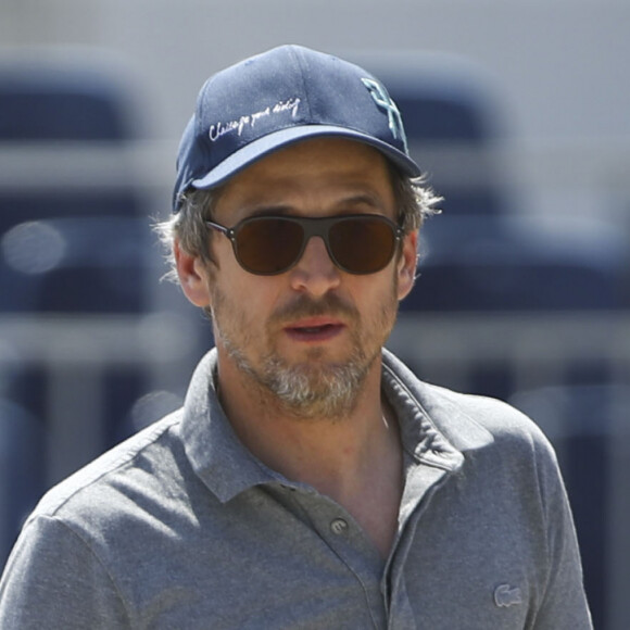 Guillaume Canet explique a un groupe le parcours de la course lors du Longines Paris Eiffel Jumping au Champ de Mars à Paris, France, le 6 juillet 2019. © Gwendoline Le Goff/Panoramic/Bestimage