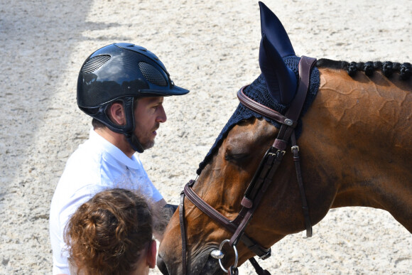 Guillaume Canet troisième sur le podium du PRIZE FERRETTI YACHTS - Pour la cinquième année consécutive, le Longines Athina Onassis Horse Show ("LAOHS"), s'installe sur la mythique plage de Pampelonne, située sur la Presqu'île de Saint-Tropez. Cet évènement d'exception est orchestré par la célèbre cavalière Athina Onassis. Le 31 mai 2018. © Lionel Urman / Bestimage