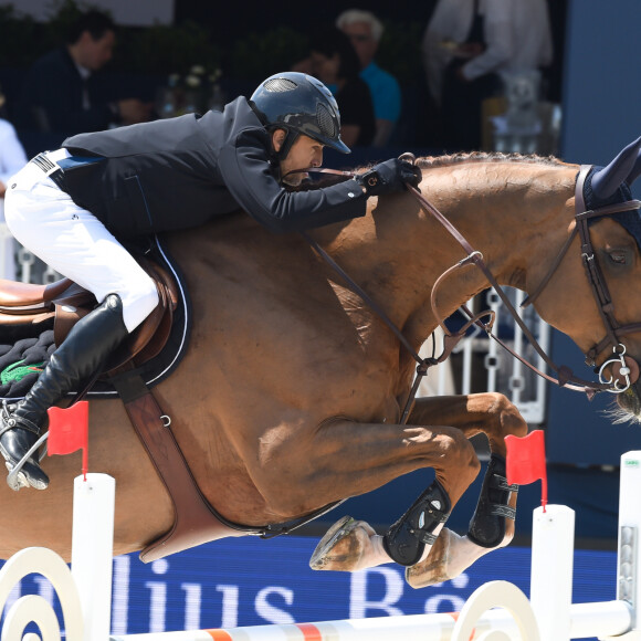 Guillaume Canet - Pour la cinquième année consécutive, le Longines Athina Onassis Horse Show ("LAOHS"), s'installe sur la mythique plage de Pampelonne, située sur la Presqu'île de Saint-Tropez. Cet évènement d'exception est orchestré par la célèbre cavalière Athina Onassis. Le 31 mai 2018. © Lionel Urman / Bestimage