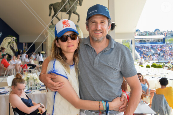 Exclusif - Marion Cotillard et son compagnon Guillaume Canet dans la tente VIP lors du Longines Paris Eiffel Jumping au Champ de Mars à Paris, le samedi 6 juillet 2019. © Veeren Ramsamy/Bestimage