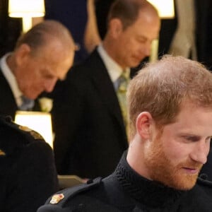 Photo d'archives datée du 19/05/2018 du prince William (à gauche) regardant le prince Harry et Meghan Markle lors de leur mariage à la chapelle St George, au château de Windsor.