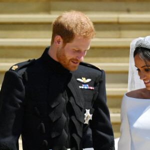 .Que se passerait-il s'ils rompaient leur union ?
Photo d'archives datée du 19/05/18 du duc et de la duchesse de Sussex, alors prince Harry et Meghan Markle, descendant les marches de la chapelle St George au château de Windsor après leur mariage.