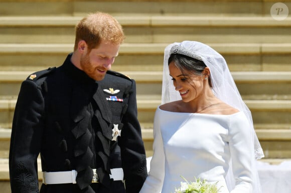 .Que se passerait-il s'ils rompaient leur union ?
Photo d'archives datée du 19/05/18 du duc et de la duchesse de Sussex, alors prince Harry et Meghan Markle, descendant les marches de la chapelle St George au château de Windsor après leur mariage.