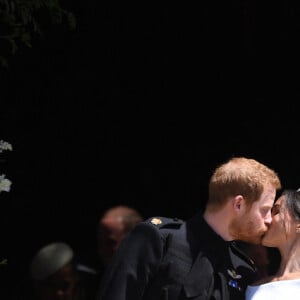 Le prince Harry et Meghan Markle s'embrassent alors qu'ils quittent la chapelle St George du château de Windsor après leur cérémonie de mariage royal, à Windsor, en Grande-Bretagne, le 19 mai 2018. Le couple s'est vu attribuer les titres royaux de duc et duchesse de Sussex par le monarque britannique. Photo par Neil Hall/ABACAPRESS.COM