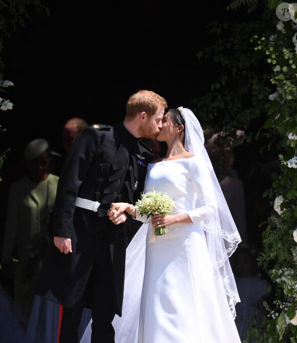 Le prince Harry et Meghan Markle s'embrassent alors qu'ils quittent la chapelle St George du château de Windsor après leur cérémonie de mariage royal, à Windsor, en Grande-Bretagne, le 19 mai 2018. Le couple s'est vu attribuer les titres royaux de duc et duchesse de Sussex par le monarque britannique. Photo par Neil Hall/ABACAPRESS.COM