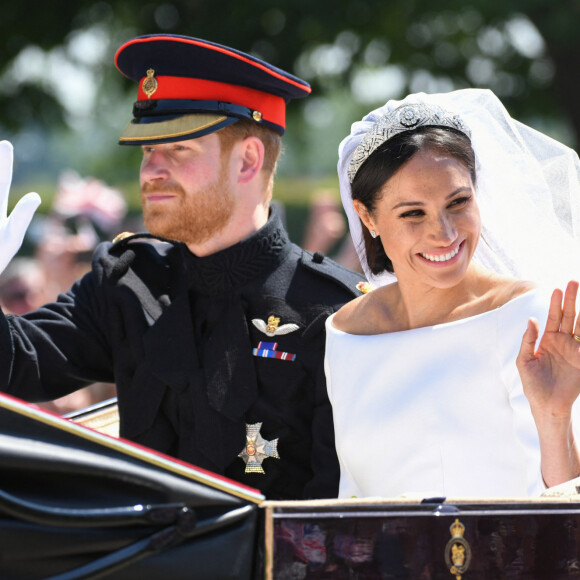 Alors qu'Harry et Meghan fêtent leur sixième anniversaire de mariage...
Le prince Harry et Meghan Markle, le duc de Sussex et la duchesse de Sussex montent dans une calèche Ascot Landau le long du Long Walk après leur mariage dans la chapelle St George au château de Windsor. Le crédit photo doit être lu comme suit : Doug Peters/PA Wire /ABACAPRESS.COM