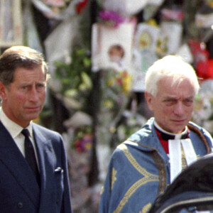Photo d'archive datée du 6/9/1997 montrant, de gauche à droite, le comte Spencer, le prince William, le prince Harry et le prince de Galles attendant que le corbillard transportant le cercueil de Diana, princesse de Galles, se prépare à quitter l'abbaye de Westminster à la suite de ses funérailles.