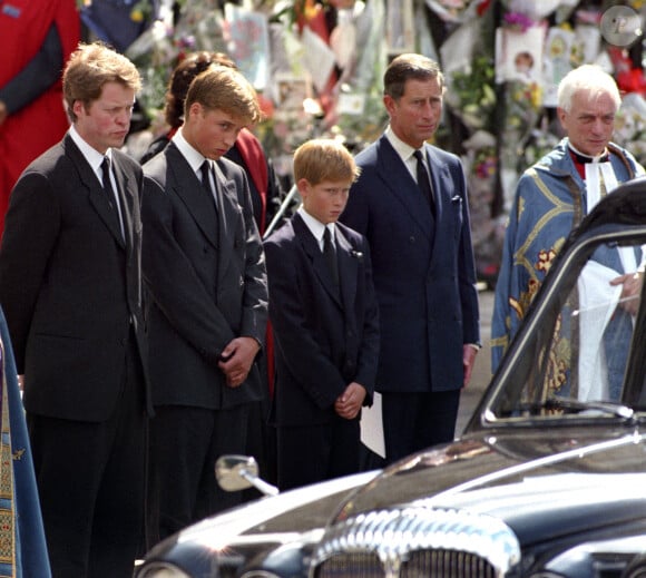 Photo d'archive datée du 6/9/1997 montrant, de gauche à droite, le comte Spencer, le prince William, le prince Harry et le prince de Galles attendant que le corbillard transportant le cercueil de Diana, princesse de Galles, se prépare à quitter l'abbaye de Westminster à la suite de ses funérailles.