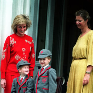 Photo d'archives datée du 15/09/89 de la princesse de Galles (à gauche) avec le prince Harry (deuxième à gauche), âgé de cinq ans, rejoignant son frère le prince William, âgé de sept ans, lors de son premier jour à l'école Wetherby à Notting Hill, dans l'ouest de Londres.