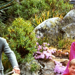 Photo d'archives datée du 01/06/89 du prince et de la princesse de Galles avec leurs fils, le prince William et le prince Harry, qui se préparent à faire du vélo à Tresco pendant leurs vacances dans les îles Scilly.