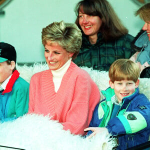 Photo d'archives datée du 27/03/94 de la princesse de Galles et de ses deux fils, la princesse William (à gauche) et le prince Harry, dans un traîneau tiré par des chevaux alors qu'ils quittent leur hôtel à Lech, en Autriche.