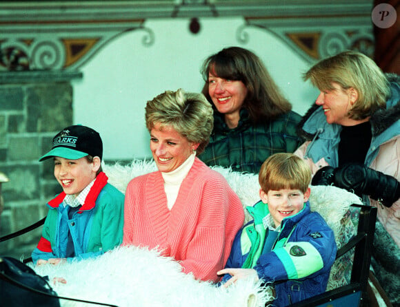 Photo d'archives datée du 27/03/94 de la princesse de Galles et de ses deux fils, la princesse William (à gauche) et le prince Harry, dans un traîneau tiré par des chevaux alors qu'ils quittent leur hôtel à Lech, en Autriche.