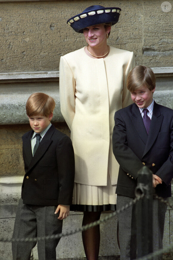 Photo d'archive datée du 19/4/1992 de la princesse de Galles avec ses fils, le prince William (à droite) et le prince Harry devant la chapelle St George au château de Windsor.