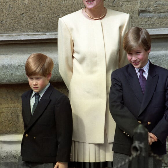Photo d'archive datée du 19/4/1992 de la princesse de Galles avec ses fils, le prince William (à droite) et le prince Harry devant la chapelle St George au château de Windsor.