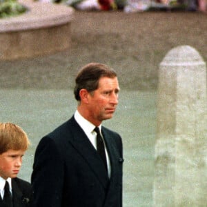 Photo d'archives datée du 6/9/1997 du prince de Galles, du prince William, du prince Harry, du comte Althorp et du duc d'Édimbourg marchant derrière le cortège funèbre de Diana, la princesse de Galles.
