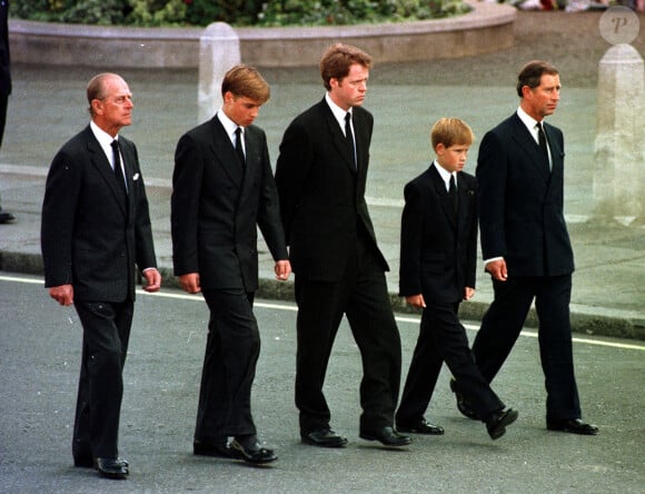 Photo d'archives datée du 6/9/1997 du prince de Galles, du prince William, du prince Harry, du comte Althorp et du duc d'Édimbourg marchant derrière le cortège funèbre de Diana, la princesse de Galles.