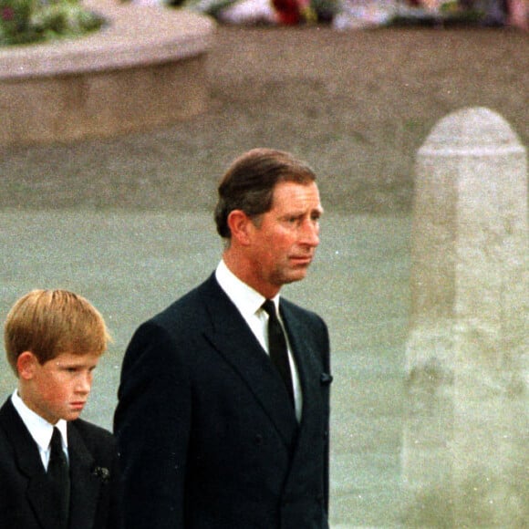 Photo d'archives datée du 6/9/1997 du prince de Galles, du prince William, du prince Harry, du comte Althorp et du duc d'Édimbourg marchant derrière le cortège funèbre de Diana, la princesse de Galles.