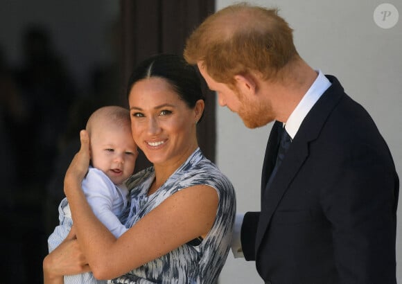 Le duc et la duchesse de Sussex tiennent leur fils Archie lors d'une rencontre avec l'archevêque Desmond Tutu et Mme Tutu à leur fondation d'héritage au Cap, le troisième jour de leur tournée en Afrique, le 25 septembre 2019. Photo par Toby Melville/PA Wire/ABACAPRESS.COM