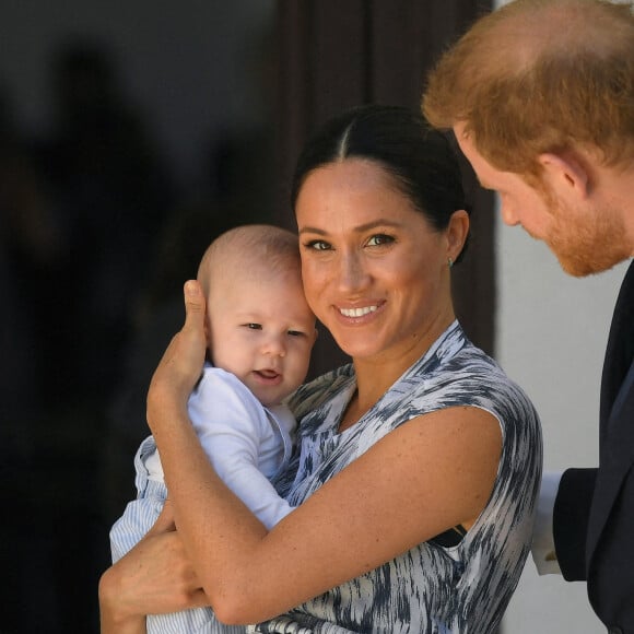 Le duc et la duchesse de Sussex tiennent leur fils Archie lors d'une rencontre avec l'archevêque Desmond Tutu et Mme Tutu à leur fondation d'héritage au Cap, le troisième jour de leur tournée en Afrique, le 25 septembre 2019. Photo par Toby Melville/PA Wire/ABACAPRESS.COM