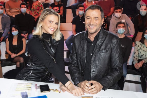 Exclusif - Kelly Vedovelli, Bernard Montiel sur le plateau de l'émission TPMP (Touche pas à mon poste ) diffusée en direct sur C8 le 29 novembre 2021. © Jack Tribeca / Bestimage 