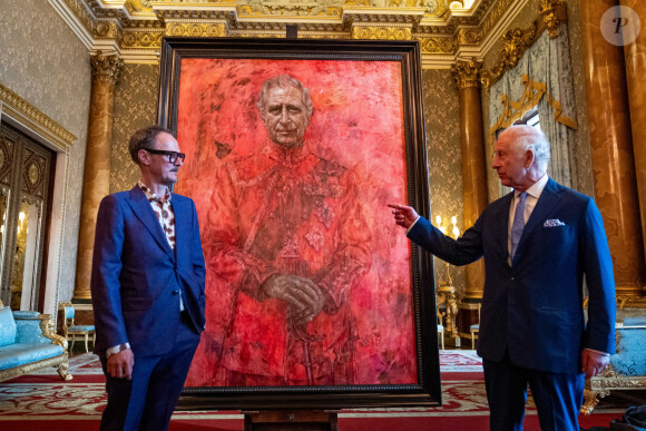 Le fond rouge s'inspire de ses uniformes et les deux se mélangent
Charles III et la reine Camilla - Révélation du portrait de Jonathan Yeo du roi Charles III, Buckingham Palace, Londres. Mardi 14 mai 2024. Photo by Aaron Chown/PA Wire/ABACAPRESS.COM