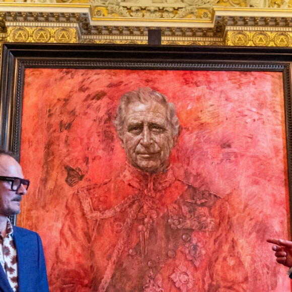 Le fond rouge s'inspire de ses uniformes et les deux se mélangent
Charles III et la reine Camilla - Révélation du portrait de Jonathan Yeo du roi Charles III, Buckingham Palace, Londres. Mardi 14 mai 2024. Photo by Aaron Chown/PA Wire/ABACAPRESS.COM