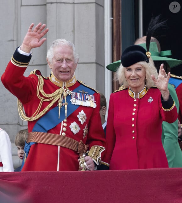 Le roi Charles a vu son premier portrait officiel dévoilé.
Le roi Charles III, la reine consort Camilla Parker Bowles - La famille royale d'Angleterre sur le balcon du palais de Buckingham lors du défilé "Trooping the Colour" à Londres.