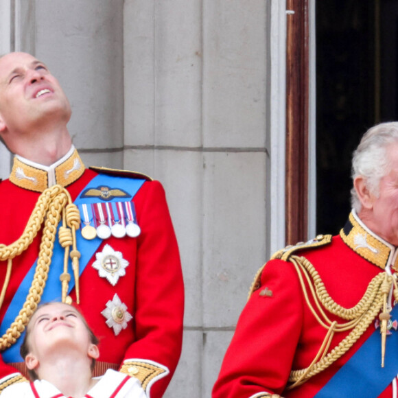 Le prince George, le prince Louis, la princesse Charlotte, Kate Catherine Middleton, princesse de Galles, le prince William de Galles, le roi Charles III, la reine consort Camilla Parker Bowles - La famille royale d'Angleterre sur le balcon du palais de Buckingham lors du défilé "Trooping the Colour" à Londres. Le 17 juin 2023