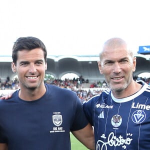 Belle rencontre entre Yoann Gourcuff et Zinedine Zidane

Christophe Dugarry, Bixente Lizarazu, Yoann Gourcuff, Zinedine Zidane - A l'occasion des 100 ans du parc Lescure, Bordeaux accueille au stade Chaban-Delmas un match de gala opposant les gloires des Girondins de Bordeaux au Variétés Club de France. © Patrick Bernard/ Bestimage