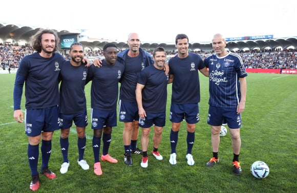 Les photos de Yoann Gourcuff et Zinedine Zidane ensemble ont fait le buzz sur les réseaux sociaux

Rio Mavuba, Christophe Dugarry, Bixente Lizarazu, Yoann Gourcuff, Zinedine Zidane - A l'occasion des 100 ans du parc Lescure, Bordeaux accueille au stade Chaban-Delmas un match de gala opposant les gloires des Girondins de Bordeaux au Variétés Club de France le mardi 14 mai 2024. © Patrick Bernard/ Bestimage