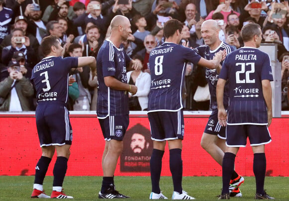 Yoann Gourcuff et Zinedine Zidane sont deux anciens joueurs des Girondins de Bordeaux

Bixente Lizarazu, Christophe Dugarry, Yoann Gourcuff, Zinedine Zidane, Pauleta - A l'occasion des 100 ans du parc Lescure, Bordeaux accueille au stade Chaban-Delmas un match de gala opposant les gloires des Girondins de Bordeaux au Variétés Club de France le mardi 14 mai 2024. © Patrick Bernard/ Bestimage