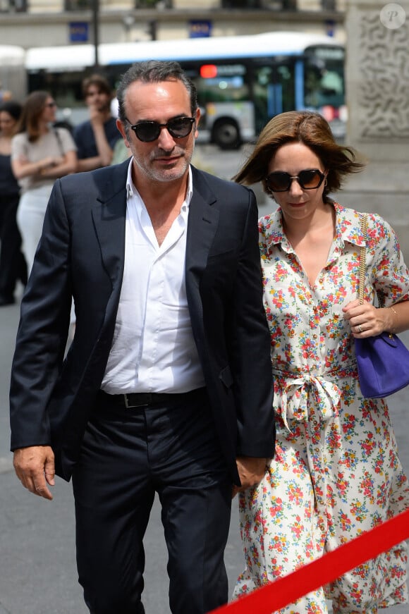 Jean Dujardin et sa femme Nathalie Pechalat - Mariage de Claude Lelouch à la mairie du 18ème à Paris. Le 17 juin 2023
