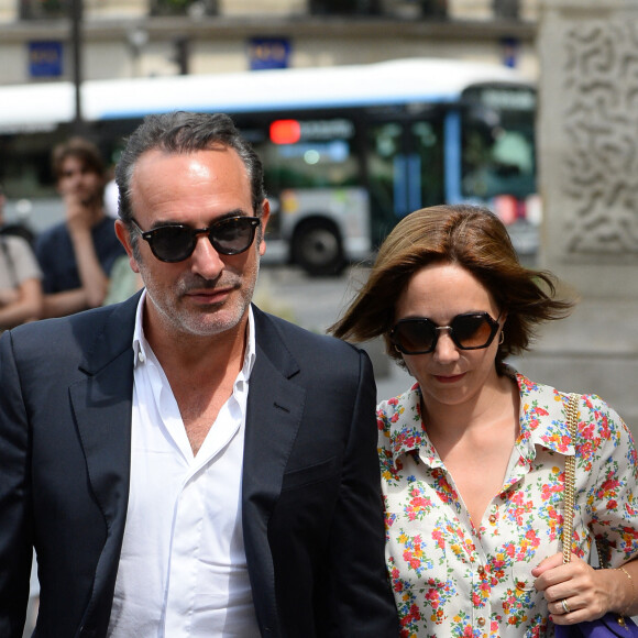 Jean Dujardin et sa femme Nathalie Pechalat - Mariage de Claude Lelouch à la mairie du 18ème à Paris. Le 17 juin 2023